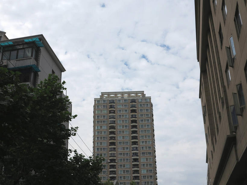 无人,家,高楼大厦,横图,室外,白天,仰视,度假,美景,树林,植物,窗户,城市风光,城市,大厦,建筑,摩天大楼,上海,中国,亚洲,阴影,电力,光线,电线,线,影子,房屋,墙,屋子,景观,云,云朵,公寓,电能,线路,云彩,娱乐,洋房,楼房,玻璃窗,墙壁,墙面,住宅,树,树木,蓝色,绿色,白云,蓝天,天空,阳光,自然,天,享受,休闲,景色,放松,生长,晴朗,成长,电,电源,电源线,申,能量,东亚,静安区,上海市,中华人民共和国,沪,华东地区,晴空,彩图,低角度拍摄,房子,大楼,高层建筑,高楼,摩天楼,shslj1,泰兴路