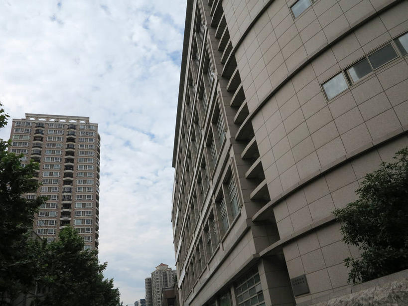 无人,家,高楼大厦,横图,室外,白天,仰视,度假,美景,树林,植物,窗户,城市风光,城市,大厦,建筑,摩天大楼,上海,中国,亚洲,阴影,光线,影子,房屋,墙,屋子,景观,云,云朵,公寓,云彩,娱乐,洋房,楼房,玻璃窗,墙壁,墙面,住宅,树,树木,蓝色,绿色,白云,蓝天,天空,阳光,自然,天,享受,休闲,景色,放松,生长,晴朗,成长,申,东亚,静安区,上海市,中华人民共和国,沪,华东地区,晴空,彩图,低角度拍摄,房子,大楼,高层建筑,高楼,摩天楼,shslj1,泰兴路