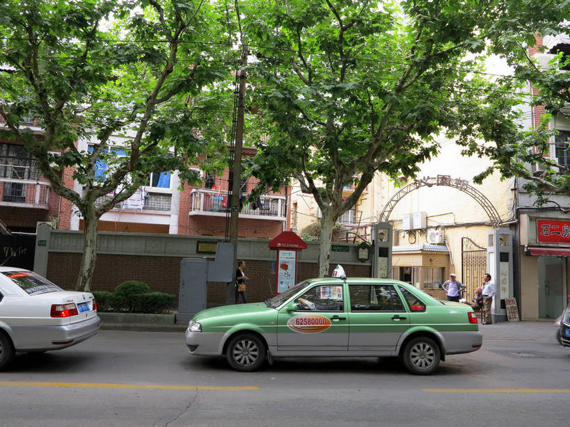 东方人,家,商店,栏杆,露台,走,横图,室外,白天,正面,旅游,度假,树林,植物,窗户,阳台,标志建筑,道路,地标,建筑,路,公路,出租车,汽车,上海,中国,亚洲,行人,阴影,服装,光线,影子,房屋,墙,屋子,公寓,拱门,围栏,交通,许多人,休闲装,黄种人,娱乐,建设,商铺,洋房,护栏,楼房,路人,玻璃窗,墙壁,墙面,住宅,车,树,树木,衣服,绿色,阳光,自然,交通工具,轿车,一群人,享受,休闲,休闲服,旅游胜地,放松,服饰,生长,成长,申,载具,的士,计程车,故居,黄浦区,东亚,新闸路,静安区,上海市,中华人民共和国,沪,华东地区,市肆,商号,过客,男人,男性,年轻男性,年轻女性,女人,女性,亚洲人,马路,步行,散步,走路,半身,彩图,房子,店铺,露天阳台,shslj1,沁园村,上海阮玲玉故居