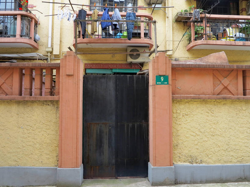 无人,家,栏杆,露台,横图,室外,白天,正面,旅游,度假,窗户,阳台,标志建筑,地标,建筑,指示牌,上海,中国,亚洲,吊挂,悬挂,服装,电力,标志,电器,电线,牌子,线,房屋,墙,屋子,公寓,围栏,门牌,电能,挂,线路,休闲装,娱乐,标识,建设,洋房,护栏,楼房,玻璃窗,墙壁,墙面,住宅,空调,衣服,黄色,享受,休闲,休闲服,旅游胜地,放松,服饰,门牌号,电,电源,电源线,申,调节,舒适,家电,家用电器,调整,能量,故居,黄浦区,东亚,新闸路,静安区,上海市,中华人民共和国,沪,华东地区,空气调节器,彩图,房子,露天阳台,shslj1,沁园村,上海阮玲玉故居