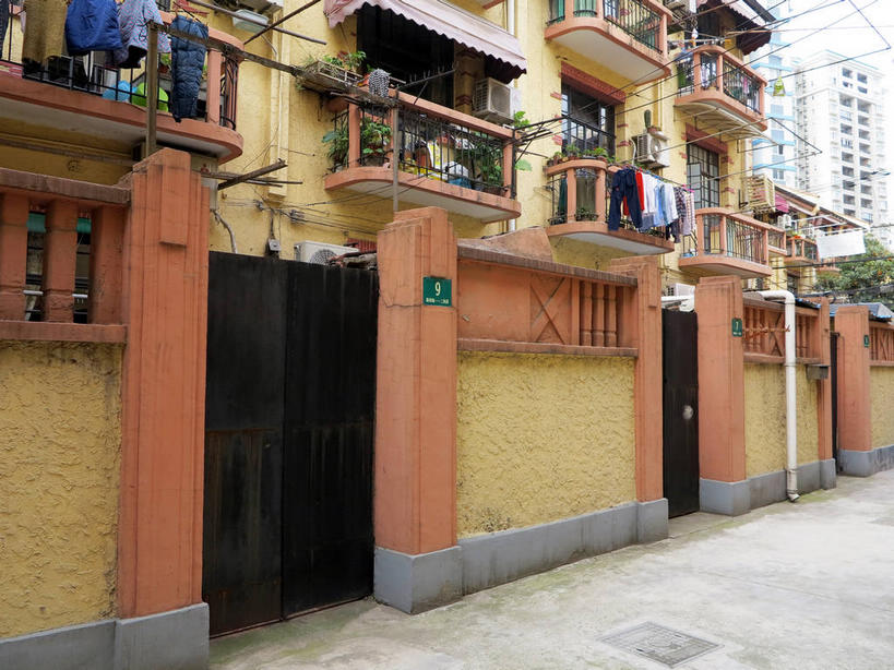 无人,家,栏杆,露台,横图,室外,白天,正面,旅游,度假,窗户,阳台,标志建筑,地标,建筑,指示牌,上海,中国,亚洲,吊挂,悬挂,服装,电力,标志,电器,电线,牌子,线,房屋,墙,屋子,公寓,围栏,门牌,电能,挂,线路,休闲装,娱乐,标识,建设,洋房,护栏,楼房,玻璃窗,墙壁,墙面,住宅,空调,衣服,黄色,享受,休闲,休闲服,旅游胜地,放松,服饰,门牌号,电,电源,电源线,申,调节,舒适,家电,家用电器,调整,能量,故居,黄浦区,东亚,新闸路,静安区,上海市,中华人民共和国,沪,华东地区,空气调节器,彩图,房子,露天阳台,shslj1,沁园村,上海阮玲玉故居