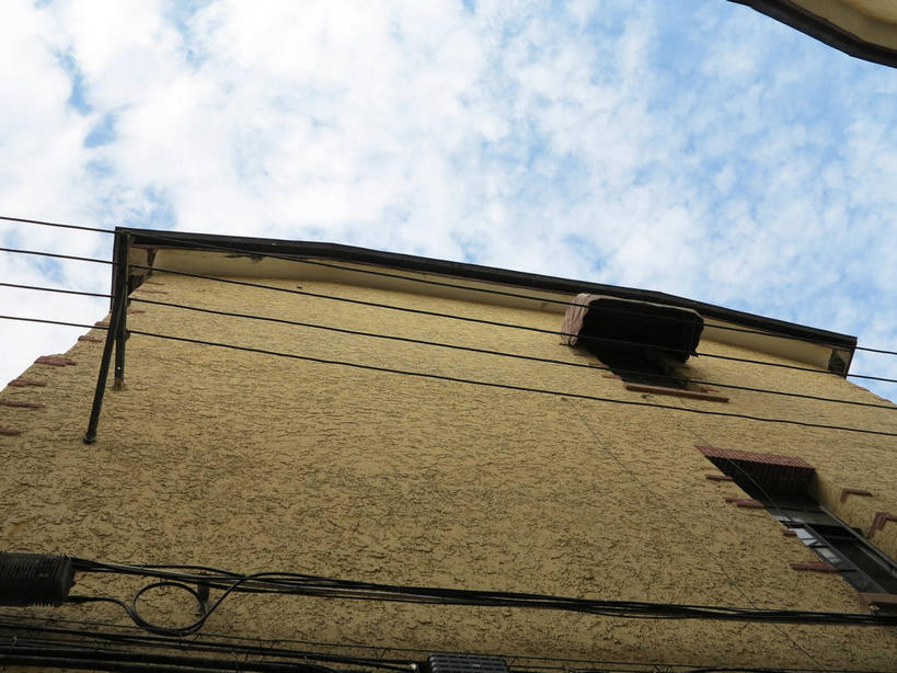 无人,家,横图,室外,白天,仰视,旅游,度假,窗户,标志建筑,地标,建筑,上海,中国,亚洲,阴影,电力,光线,电线,线,影子,房屋,墙,屋子,云,云朵,公寓,电能,线路,云彩,娱乐,建设,洋房,楼房,玻璃窗,墙壁,墙面,住宅,黄色,蓝色,白云,蓝天,天空,阳光,天,享受,休闲,旅游胜地,放松,晴朗,电,电源,电源线,申,能量,故居,黄浦区,东亚,新闸路,静安区,上海市,中华人民共和国,沪,华东地区,晴空,彩图,低角度拍摄,房子,shslj1,沁园村,上海阮玲玉故居