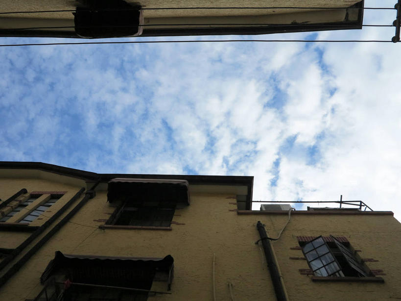 无人,家,横图,室外,白天,仰视,旅游,度假,窗户,标志建筑,地标,建筑,上海,中国,亚洲,阴影,电力,光线,电线,线,影子,房屋,墙,屋子,云,云朵,公寓,电能,线路,云彩,娱乐,建设,洋房,楼房,玻璃窗,墙壁,墙面,住宅,黄色,蓝色,白云,蓝天,天空,阳光,天,享受,休闲,旅游胜地,放松,晴朗,电,电源,电源线,申,能量,故居,黄浦区,东亚,新闸路,静安区,上海市,中华人民共和国,沪,华东地区,晴空,彩图,低角度拍摄,房子,shslj1,沁园村,上海阮玲玉故居