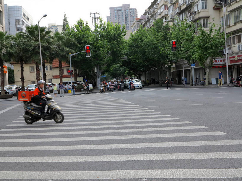 东方人,家,走,横图,室外,白天,正面,度假,安全,美景,植物,城市风光,城市,道路,路,人行横道,公路,摩托车,汽车,上海,中国,亚洲,行人,服装,房屋,屋子,景观,公寓,人行道,分界线,停车线,信号灯,交通,许多人,注视,休闲装,黄种人,娱乐,洋房,楼房,路人,住宅,车,树,树木,衣服,绿色,天空,自然,交通工具,轿车,天,观察,看,一群人,享受,休闲,休闲服,景色,放松,警示,服饰,生长,成长,观看,车行道,车行道分界线,申,察看,关注,提示,载具,标线,人行横道线,流通,东亚,车行线,静安区,上海市,交通信号灯,中华人民共和国,沪,华东地区,过客,男人,男性,年轻男性,年轻女性,女人,女性,亚洲人,斑马线,马路,步行,散步,走路,半身,彩图,房子,shslj1,常德路