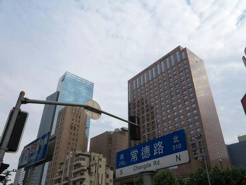 无人,宾馆,高楼大厦,横图,室外,白天,仰视,旅游,度假,树林,植物,窗户,标志建筑,大厦,地标,建筑,酒店,路灯,摩天大楼,指示牌,照明,上海,中国,亚洲,阴影,光线,信息,标志,路标,文字,影子,字符,墙,云,云朵,灯光,云彩,娱乐,标识,建设,路牌,海报,玻璃窗,广告,墙壁,墙面,灯,树,树木,蓝色,绿色,白云,蓝天,天空,阳光,自然,天,享受,休闲,汉字,旅游胜地,放松,生长,晴朗,成长,酒家,旅社,照亮,申,照明设备,中文,宣传,故居,东亚,静安区,长宁区,上海市,中华人民共和国,沪,华东地区,国文,华文,晴空,彩图,低角度拍摄,大楼,高层建筑,高楼,客店,客栈,旅店,旅馆,摩天楼,商旅,招贴,shslj1,愚园路,爱林登公寓,常德公寓,常德路,上海宏安瑞士大酒店,张爱玲故居
