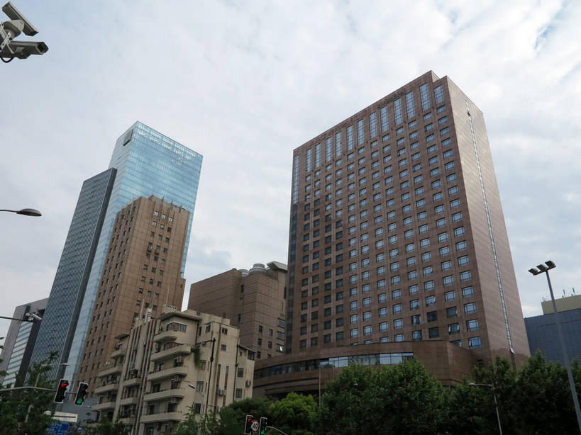 无人,宾馆,家,横图,室外,白天,仰视,旅游,度假,树林,植物,窗户,标志建筑,道路,地标,建筑,酒店,路,路灯,公路,照明,上海,中国,亚洲,阴影,光线,影子,房屋,墙,屋子,云,云朵,公寓,灯光,交通,云彩,娱乐,建设,洋房,楼房,玻璃窗,墙壁,墙面,住宅,灯,树,树木,蓝色,绿色,白云,倒影,蓝天,天空,阳光,自然,天,享受,休闲,旅游胜地,放松,生长,晴朗,成长,酒家,旅社,照亮,申,倒映,照明设备,故居,东亚,静安区,长宁区,上海市,中华人民共和国,沪,华东地区,反照,晴空,马路,彩图,低角度拍摄,房子,客店,客栈,旅店,旅馆,商旅,shslj1,愚园路,爱林登公寓,常德公寓,常德路,上海宏安瑞士大酒店,张爱玲故居