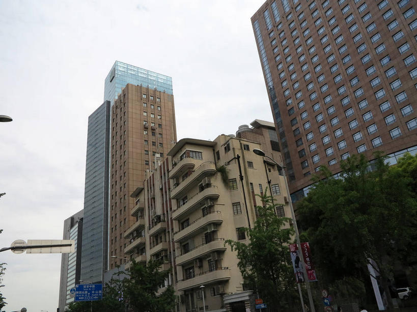 无人,宾馆,家,横图,室外,白天,仰视,旅游,度假,树林,植物,窗户,标志建筑,道路,地标,建筑,酒店,路,路灯,公路,照明,上海,中国,亚洲,阴影,光线,影子,房屋,墙,屋子,云,云朵,公寓,灯光,交通,云彩,娱乐,建设,洋房,楼房,玻璃窗,墙壁,墙面,住宅,灯,树,树木,蓝色,绿色,白云,倒影,蓝天,天空,阳光,自然,天,享受,休闲,旅游胜地,放松,生长,晴朗,成长,酒家,旅社,照亮,申,倒映,照明设备,故居,东亚,静安区,长宁区,上海市,中华人民共和国,沪,华东地区,反照,晴空,马路,彩图,低角度拍摄,房子,客店,客栈,旅店,旅馆,商旅,shslj1,愚园路,爱林登公寓,常德公寓,常德路,上海宏安瑞士大酒店,张爱玲故居