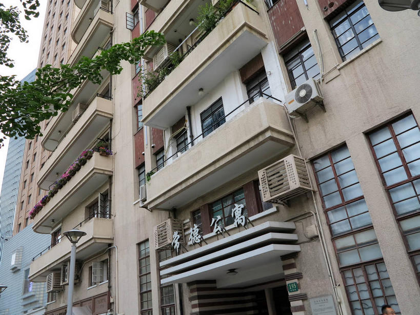 无人,家,栏杆,露台,横图,室外,白天,仰视,旅游,度假,植物,窗户,阳台,标志建筑,地标,建筑,上海,中国,亚洲,一排,吊挂,悬挂,整齐,标志,电器,文字,字符,房屋,墙,屋子,公寓,围栏,挂,娱乐,标识,建设,洋房,护栏,楼房,玻璃窗,墙壁,墙面,住宅,空调,树,树木,排列,绿色,天空,自然,天,四个,享受,休闲,汉字,旅游胜地,放松,生长,成长,申,调节,舒适,家电,家用电器,队列,中文,调整,故居,东亚,静安区,上海市,中华人民共和国,沪,华东地区,国文,华文,空气调节器,彩图,低角度拍摄,房子,露天阳台,shslj1,爱林登公寓,常德公寓,常德路,张爱玲故居