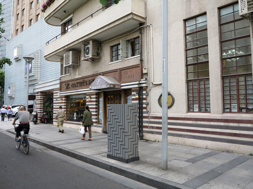 东方人,家,走,横图,室外,白天,正面,旅游,度假,窗户,标志建筑,道路,地标,建筑,路,路灯,公路,自行车,照明,上海,中国,亚洲,行人,服装,环保,电器,房屋,墙,屋子,公寓,灯光,垃圾桶,交通,许多人,休闲装,黄种人,娱乐,建设,洋房,楼房,路人,玻璃窗,墙壁,墙面,住宅,车,脚踏车,灯,空调,骑,衣服,容器,交通工具,一群人,骑车,享受,休闲,休闲服,旅游胜地,放松,服饰,能源,储藏,垃圾箱,照亮,回收,申,资源,调节,舒适,家电,家用电器,照明设备,储存,载具,调整,故居,利用,低碳,东亚,循环,静安区,上海市,中华人民共和国,沪,华东地区,持续,空气调节器,过客,男人,男性,年轻男性,年轻女性,女人,女性,亚洲人,马路,步行,散步,走路,半身,彩图,房子,贮存,shslj1,爱林登公寓,常德公寓,常德路,张爱玲故居