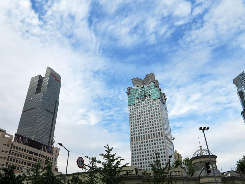 无人,高楼大厦,横图,室外,白天,仰视,度假,美景,植物,窗户,落地窗,城市风光,城市,大厦,建筑,路灯,摩天大楼,照明,上海,中国,亚洲,一排,许多,阴影,整齐,并列,并排,光线,影子,景观,云,云朵,灯光,很多,云彩,娱乐,建设,玻璃窗,灯,树,树木,南京西路,排列,蓝色,绿色,白云,倒影,蓝天,天空,阳光,自然,天,享受,休闲,景色,放松,生长,晴朗,成长,照亮,申,倒映,照明设备,队列,平行,玻璃幕墙,东亚,静安区,上海市,中华人民共和国,沪,华东地区,反照,晴空,彩图,低角度拍摄,大楼,高层建筑,高楼,摩天楼,shslj1,常德路,东海广场