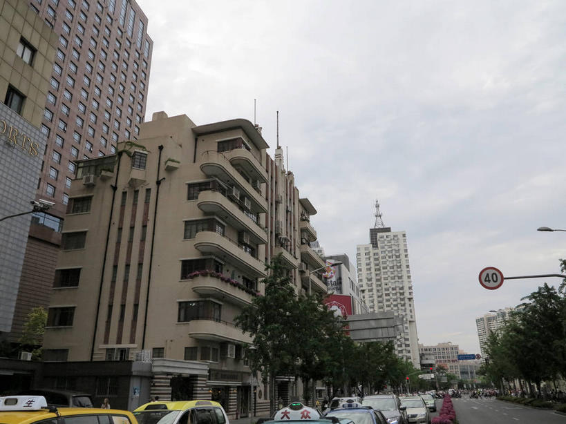 无人,家,横图,室外,白天,仰视,旅游,度假,植物,窗户,标志建筑,道路,地标,建筑,路,路灯,指示牌,公路,汽车,照明,上海,中国,亚洲,许多,标志,路标,房屋,墙,屋子,乌云,云,阴天,云朵,公寓,灯光,交通,很多,云彩,娱乐,标识,建设,洋房,楼房,路牌,玻璃窗,墙壁,墙面,住宅,车,灯,树,树木,绿色,天空,自然,交通工具,轿车,天,享受,休闲,旅游胜地,放松,生长,成长,照亮,申,昏暗,阴沉,照明设备,载具,故居,东亚,静安区,上海市,中华人民共和国,沪,华东地区,马路,彩图,低角度拍摄,房子,shslj1,爱林登公寓,常德公寓,常德路,张爱玲故居