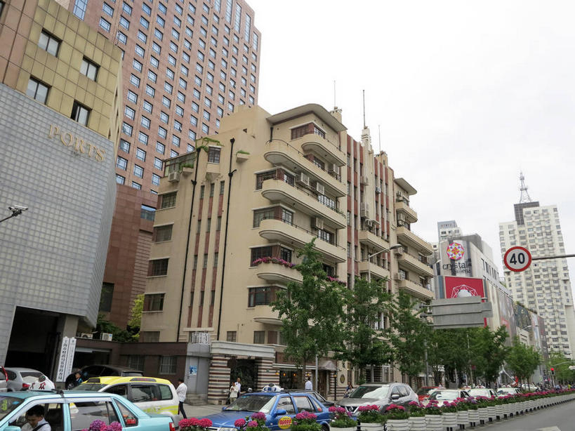 无人,家,横图,室外,白天,仰视,旅游,度假,植物,窗户,标志建筑,道路,地标,建筑,路,路灯,指示牌,公路,汽车,照明,上海,中国,亚洲,许多,标志,路标,房屋,墙,屋子,乌云,云,阴天,云朵,公寓,灯光,交通,很多,云彩,娱乐,标识,建设,洋房,楼房,路牌,玻璃窗,墙壁,墙面,住宅,车,灯,树,树木,绿色,天空,自然,交通工具,轿车,天,享受,休闲,旅游胜地,放松,生长,成长,照亮,申,昏暗,阴沉,照明设备,载具,故居,东亚,静安区,上海市,中华人民共和国,沪,华东地区,马路,彩图,低角度拍摄,房子,shslj1,爱林登公寓,常德公寓,常德路,张爱玲故居