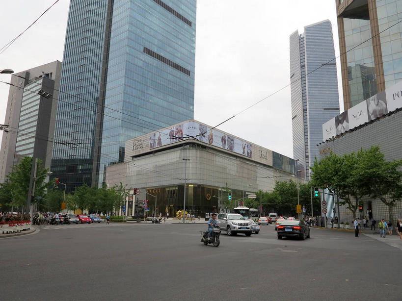 东方人,一个人,高楼大厦,横图,室外,白天,正面,度假,美景,植物,窗户,落地窗,城市风光,城市,大厦,道路,建筑,路,摩天大楼,公路,自行车,汽车,上海,中国,亚洲,仅一个男性,仅一个人,一排,许多,握,阴影,服装,整齐,并列,并排,电力,光线,电线,电线杆,线,影子,墙,景观,云,云朵,电能,交通,很多,线路,云彩,注视,休闲装,黄种人,娱乐,建设,玻璃窗,墙壁,墙面,车,脚踏车,树,树木,南京西路,排列,仅一个年轻男性,骑,衣服,蓝色,绿色,白云,倒影,蓝天,天空,阳光,自然,交通工具,轿车,天,观察,看,骑车,享受,休闲,休闲服,景色,放松,握着,服饰,生长,晴朗,成长,观看,电,电源,申,察看,倒映,队列,关注,载具,能量,平行,玻璃幕墙,东亚,静安区,上海市,中华人民共和国,沪,华东地区,反照,男人,男性,年轻男性,亚洲人,晴空,马路,彩图,全身,大楼,高层建筑,高楼,摩天楼,shslj1,轻工机械大厦,越洋广场