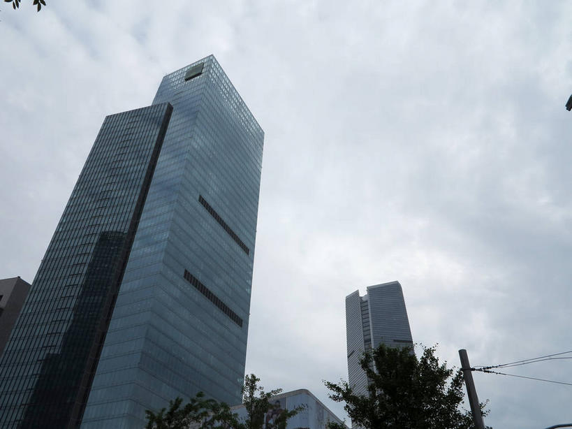 无人,高楼大厦,横图,室外,白天,正面,度假,美景,植物,窗户,落地窗,城市风光,城市,大厦,建筑,摩天大楼,上海,中国,亚洲,一排,许多,整齐,并列,并排,电力,电线,电线杆,线,墙,景观,乌云,云,阴天,云朵,电能,很多,线路,云彩,娱乐,建设,玻璃窗,墙壁,墙面,树,树木,南京西路,排列,绿色,倒影,天空,自然,天,享受,休闲,景色,放松,生长,成长,电,电源,申,倒映,昏暗,阴沉,队列,能量,平行,玻璃幕墙,东亚,静安区,上海市,中华人民共和国,沪,华东地区,反照,彩图,大楼,高层建筑,高楼,摩天楼,shslj1,轻工机械大厦,越洋广场