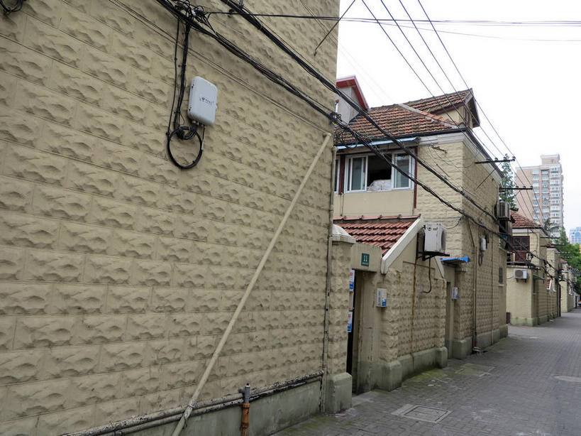 无人,家,横图,室外,白天,正面,旅游,度假,门,标志建筑,地标,建筑,上海,中国,亚洲,电力,电线,线,房屋,墙,屋子,公寓,小巷,电能,线路,娱乐,建设,洋房,楼房,弄堂,墙壁,墙面,住宅,巷子,天空,门框,天,享受,休闲,旅游胜地,放松,电,电源,电源线,申,能量,故居,卢湾区,东亚,静安区,延安中路,上海市,四明村,中华人民共和国,沪,华东地区,彩图,房子,南昌路,四明邨,电力线,shslj1,徐志摩旧居