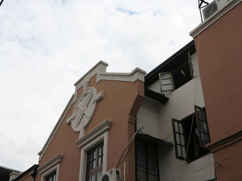 无人,家,栏杆,横图,室外,白天,仰视,旅游,度假,绘画,窗户,标志建筑,地标,建筑,雕塑,上海,中国,亚洲,艺术,装饰,雕刻,雕像,浮雕,房屋,墙,屋子,公寓,围栏,棕色,文化,娱乐,建设,洋房,护栏,楼房,玻璃窗,窗台,墙壁,墙面,住宅,天空,工艺品,天,享受,休闲,旅游胜地,放松,纪念,美术,申,主题,陈列,故居,卢湾区,东亚,静安区,延安中路,上海市,四明村,中华人民共和国,沪,华东地区,功能,美学,画画,彩图,低角度拍摄,房子,浅浮雕,南昌路,四明邨,shslj1,徐志摩旧居