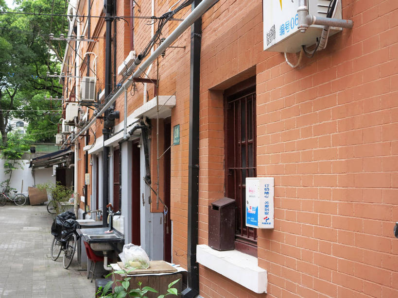 无人,家,横图,室外,白天,正面,旅游,度假,植物,窗户,标志建筑,地标,建筑,自行车,上海,中国,亚洲,一辆,吊挂,悬挂,木制,管子,房屋,木箱,墙,屋子,公寓,棕色,挂,停留,娱乐,建设,管道,洋房,楼房,玻璃窗,墙壁,墙面,住宅,车,脚踏车,树,树木,绿色,自然,木制品,容器,箱子,交通工具,享受,休闲,旅游胜地,放松,生长,成长,储藏,停止,申,储存,载具,故居,卢湾区,东亚,静安区,延安中路,上海市,四明村,中华人民共和国,沪,华东地区,逗留,停顿,彩图,房子,南昌路,贮存,四明邨,shslj1,徐志摩旧居