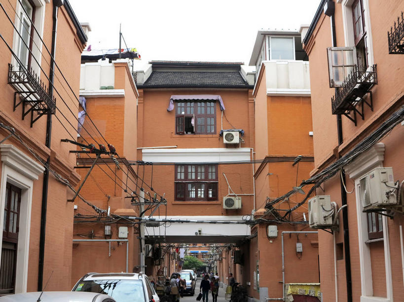 无人,家,横图,室外,白天,仰视,旅游,度假,窗户,门,标志建筑,地标,建筑,汽车,上海,中国,亚洲,吊挂,悬挂,电力,电器,电线,线,房屋,墙,屋子,公寓,棕色,电能,挂,线路,停留,娱乐,建设,洋房,楼房,玻璃窗,墙壁,墙面,住宅,车,空调,天空,门框,交通工具,轿车,天,享受,休闲,旅游胜地,放松,电,电源,电源线,停止,申,调节,舒适,家电,家用电器,载具,调整,能量,故居,卢湾区,东亚,静安区,延安中路,上海市,四明村,中华人民共和国,沪,华东地区,逗留,停顿,空气调节器,彩图,低角度拍摄,房子,南昌路,四明邨,shslj1,徐志摩旧居