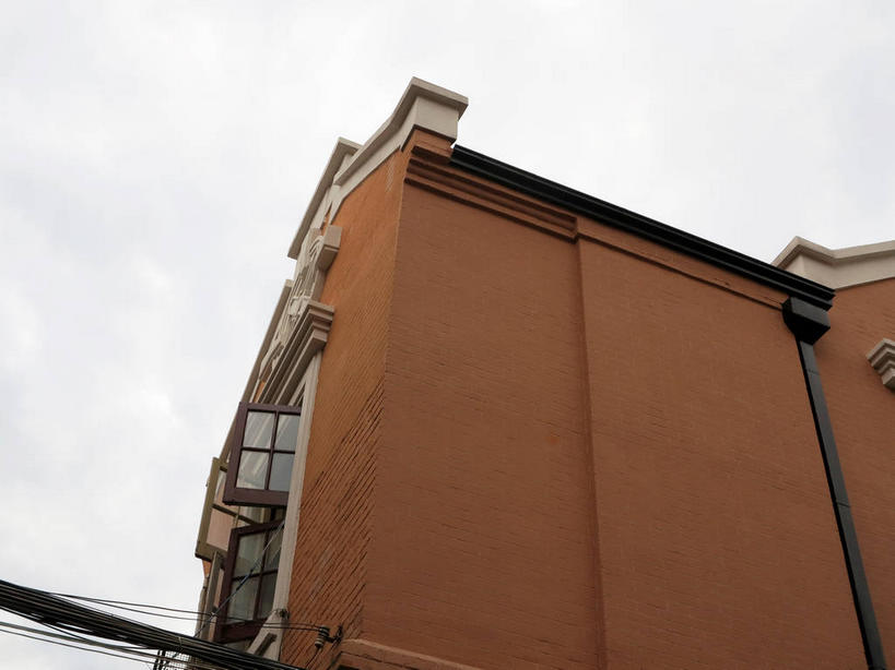 无人,家,横图,室外,白天,仰视,旅游,度假,窗户,标志建筑,地标,建筑,上海,中国,亚洲,电力,电线,管子,线,房屋,墙,屋子,乌云,云,阴天,云朵,公寓,棕色,电能,线路,云彩,娱乐,建设,管道,洋房,楼房,玻璃窗,墙壁,墙面,住宅,天空,天,享受,休闲,旅游胜地,放松,电,电源,电源线,申,昏暗,阴沉,能量,故居,卢湾区,东亚,静安区,延安中路,上海市,四明村,中华人民共和国,沪,华东地区,彩图,低角度拍摄,房子,南昌路,四明邨,电力线,shslj1,徐志摩旧居