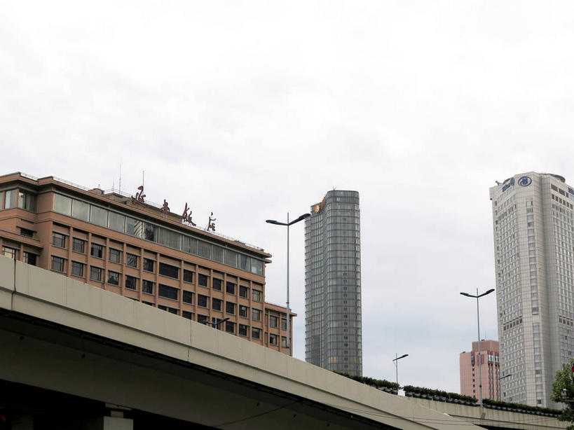 无人,宾馆,高楼大厦,横图,室外,白天,仰视,度假,美景,窗户,城市风光,城市,大桥,大厦,建筑,酒店,路灯,摩天大楼,桥梁,照明,上海,中国,亚洲,阴影,光线,影子,墙,景观,云,云朵,高架,桥,灯光,云彩,娱乐,建设,玻璃窗,墙壁,墙面,灯,蓝色,白云,蓝天,天空,阳光,南京路,天,享受,休闲,景色,放松,南京路步行街,晴朗,酒家,淮海路,旅社,照亮,申,照明设备,高架桥,黄浦区,卢湾区,东亚,淮海中路,静安区,徐汇区,延安中路,上海市,华山路,高架道路,跨线桥,中华人民共和国,沪,华东地区,晴空,彩图,低角度拍摄,大楼,高层建筑,高楼,客店,客栈,旅店,旅馆,摩天楼,商旅,上海希尔顿酒店,shslj1,上海延安饭店,御华山