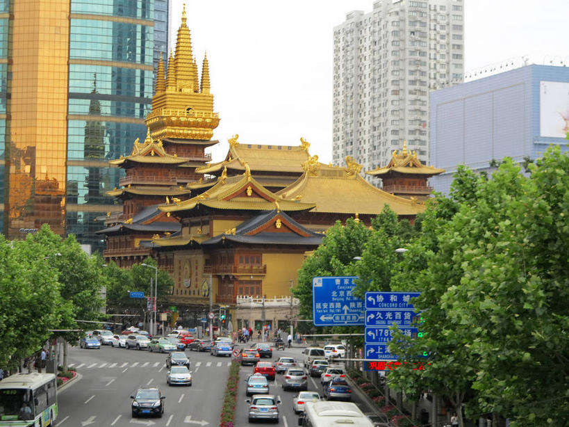 无人,高楼大厦,寺庙,横图,俯视,室外,白天,旅游,度假,名胜古迹,植物,窗户,落地窗,标志建筑,大厦,道路,地标,建筑,路,摩天大楼,指示牌,公路,公共汽车,上海,中国,亚洲,一排,许多,节日,遗迹,整齐,并列,并排,标志,路标,墙,屋顶,乌云,云,阴天,云朵,分界线,巴士,停车线,公交车,交通,很多,云彩,顶棚,古迹,文化,文物,娱乐,标识,建设,古建筑,路牌,玻璃窗,墙壁,墙面,车,树,树木,南京西路,排列,蓝色,绿色,倒影,天空,自然,庙宇,交通工具,轿车,南京路,天,祈祷,享受,休闲,健康,金色,旅游胜地,放松,许愿,宗教,佛教,信仰,生长,成长,纪念,静安寺,车行道,车行道分界线,祈求,申,倒映,昏暗,阴沉,队列,载具,标线,平行,玻璃幕墙,古文明,东亚,车行线,静安区,上海市,华山路,中华人民共和国,沪,华东地区,释教,反照,平安,马路,彩图,高角度拍摄,大楼,高层建筑,高楼,庙,摩天楼,寺,静安古寺,shslj1,环球世界大厦,万航渡路