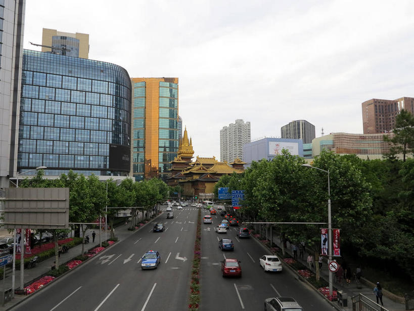 无人,高楼大厦,寺庙,横图,俯视,室外,白天,旅游,度假,名胜古迹,植物,窗户,落地窗,标志建筑,大厦,道路,地标,建筑,路,摩天大楼,指示牌,公路,公共汽车,叶子,上海,中国,亚洲,一排,许多,吊挂,悬挂,节日,遗迹,整齐,并列,并排,盛开,信息,标志,路标,墙,屋顶,乌云,云,阴天,云朵,分界线,巴士,停车线,公交车,交通,很多,挂,花蕾,云彩,顶棚,古迹,文化,文物,娱乐,标识,建设,古建筑,路牌,海报,玻璃窗,广告,墙壁,墙面,车,花,花瓣,花朵,花卉,鲜花,树,树木,南京西路,排列,蓝色,绿色,倒影,天空,自然,庙宇,交通工具,轿车,南京路,天,花苞,花蕊,祈祷,享受,休闲,健康,金色,旅游胜地,放松,许愿,宗教,佛教,信仰,生长,成长,纪念,静安寺,车行道,车行道分界线,祈求,申,倒映,昏暗,阴沉,队列,载具,标线,宣传,平行,玻璃幕墙,古文明,东亚,车行线,静安区,上海市,华山路,中华人民共和国,沪,华东地区,释教,反照,平安,马路,彩图,高角度拍摄,大楼,高层建筑,高楼,庙,摩天楼,寺,招贴,静安古寺,shslj1,环球世界大厦,万航渡路