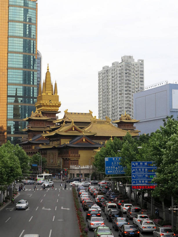 无人,高楼大厦,寺庙,竖图,俯视,室外,白天,旅游,度假,名胜古迹,植物,窗户,落地窗,标志建筑,大厦,道路,地标,建筑,路,摩天大楼,指示牌,公路,公共汽车,上海,中国,亚洲,一排,许多,节日,遗迹,整齐,并列,并排,标志,路标,墙,屋顶,乌云,云,阴天,云朵,分界线,巴士,停车线,公交车,交通,很多,云彩,顶棚,古迹,文化,文物,娱乐,标识,建设,古建筑,路牌,玻璃窗,墙壁,墙面,车,树,树木,南京西路,排列,蓝色,绿色,倒影,天空,自然,庙宇,交通工具,轿车,南京路,天,祈祷,享受,休闲,健康,金色,旅游胜地,放松,许愿,宗教,佛教,信仰,生长,成长,纪念,静安寺,车行道,车行道分界线,祈求,申,倒映,昏暗,阴沉,队列,载具,标线,平行,玻璃幕墙,古文明,东亚,车行线,静安区,上海市,华山路,中华人民共和国,沪,华东地区,释教,反照,平安,马路,彩图,高角度拍摄,大楼,高层建筑,高楼,庙,摩天楼,寺,静安古寺,shslj1,环球世界大厦,万航渡路