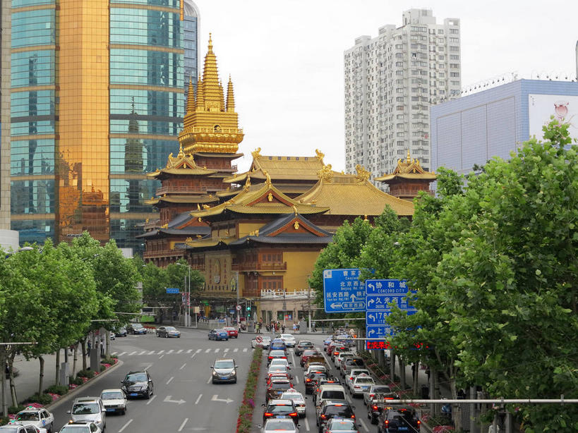 无人,高楼大厦,寺庙,横图,俯视,室外,白天,旅游,度假,名胜古迹,植物,窗户,落地窗,标志建筑,大厦,道路,地标,建筑,路,摩天大楼,指示牌,公路,公共汽车,上海,中国,亚洲,一排,许多,节日,遗迹,整齐,并列,并排,标志,路标,墙,屋顶,乌云,云,阴天,云朵,分界线,巴士,停车线,公交车,交通,很多,云彩,顶棚,古迹,文化,文物,娱乐,标识,建设,古建筑,路牌,玻璃窗,墙壁,墙面,车,树,树木,南京西路,排列,蓝色,绿色,倒影,天空,自然,庙宇,交通工具,轿车,南京路,天,祈祷,享受,休闲,健康,金色,旅游胜地,放松,许愿,宗教,佛教,信仰,生长,成长,纪念,静安寺,车行道,车行道分界线,祈求,申,倒映,昏暗,阴沉,队列,载具,标线,平行,玻璃幕墙,古文明,东亚,车行线,静安区,上海市,华山路,中华人民共和国,沪,华东地区,释教,反照,平安,马路,彩图,高角度拍摄,大楼,高层建筑,高楼,庙,摩天楼,寺,静安古寺,shslj1,环球世界大厦,万航渡路