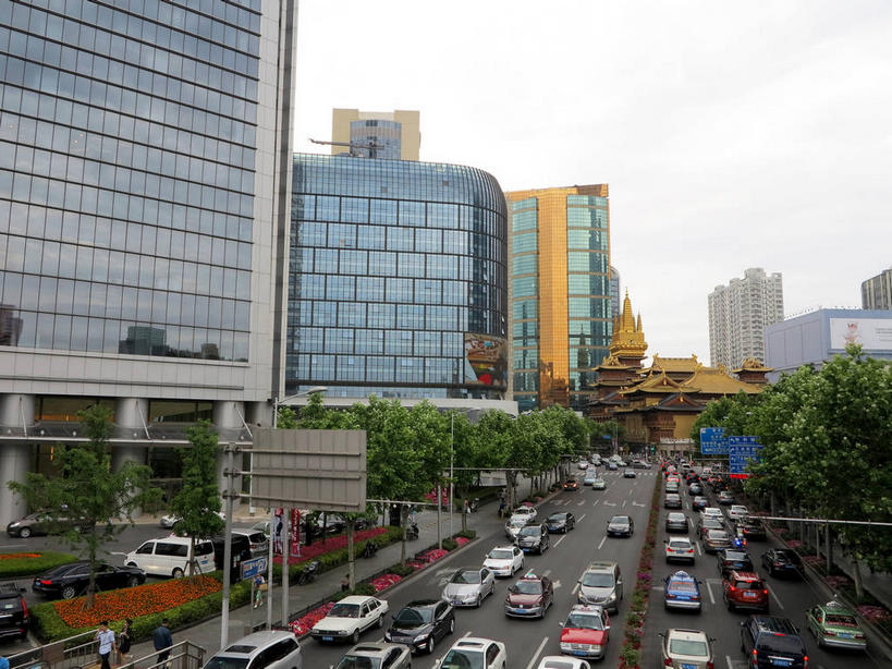 无人,高楼大厦,寺庙,横图,俯视,室外,白天,旅游,度假,名胜古迹,植物,窗户,落地窗,标志建筑,大厦,道路,地标,建筑,路,摩天大楼,指示牌,公路,公共汽车,上海,中国,亚洲,一排,许多,节日,遗迹,整齐,并列,并排,标志,路标,墙,屋顶,乌云,云,阴天,云朵,分界线,巴士,停车线,公交车,交通,很多,云彩,顶棚,古迹,文化,文物,娱乐,标识,建设,古建筑,路牌,玻璃窗,墙壁,墙面,车,树,树木,南京西路,排列,蓝色,绿色,倒影,天空,自然,庙宇,交通工具,轿车,南京路,天,祈祷,享受,休闲,健康,金色,旅游胜地,放松,许愿,宗教,佛教,信仰,生长,成长,纪念,静安寺,车行道,车行道分界线,祈求,申,倒映,昏暗,阴沉,队列,载具,标线,平行,玻璃幕墙,古文明,东亚,车行线,静安区,上海市,华山路,中华人民共和国,沪,华东地区,释教,反照,平安,马路,彩图,高角度拍摄,大楼,高层建筑,高楼,庙,摩天楼,寺,静安古寺,shslj1,环球世界大厦,万航渡路