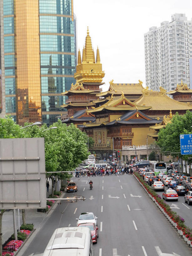 无人,高楼大厦,寺庙,竖图,俯视,室外,白天,旅游,度假,名胜古迹,植物,窗户,落地窗,标志建筑,大厦,道路,地标,建筑,路,摩天大楼,指示牌,公路,公共汽车,上海,中国,亚洲,一排,许多,节日,遗迹,整齐,并列,并排,标志,路标,墙,屋顶,乌云,云,阴天,云朵,分界线,巴士,停车线,公交车,交通,很多,云彩,顶棚,古迹,文化,文物,娱乐,标识,建设,古建筑,路牌,玻璃窗,墙壁,墙面,车,树,树木,南京西路,排列,蓝色,绿色,倒影,天空,自然,庙宇,交通工具,轿车,南京路,天,祈祷,享受,休闲,健康,金色,旅游胜地,放松,许愿,宗教,佛教,信仰,生长,成长,纪念,静安寺,车行道,车行道分界线,祈求,申,倒映,昏暗,阴沉,队列,载具,标线,平行,玻璃幕墙,古文明,东亚,车行线,静安区,上海市,华山路,中华人民共和国,沪,华东地区,释教,反照,平安,马路,彩图,高角度拍摄,大楼,高层建筑,高楼,庙,摩天楼,寺,静安古寺,shslj1,环球世界大厦,万航渡路