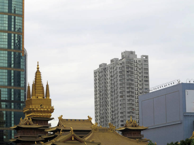 无人,高楼大厦,寺庙,横图,室外,白天,仰视,旅游,度假,名胜古迹,植物,窗户,落地窗,标志建筑,大厦,地标,建筑,摩天大楼,上海,中国,亚洲,一排,许多,节日,遗迹,整齐,并列,并排,墙,屋顶,乌云,云,阴天,云朵,很多,云彩,顶棚,古迹,文化,文物,娱乐,建设,古建筑,玻璃窗,墙壁,墙面,树,树木,南京西路,排列,绿色,倒影,天空,自然,庙宇,南京路,天,祈祷,享受,休闲,健康,金色,旅游胜地,放松,许愿,宗教,佛教,信仰,生长,成长,纪念,静安寺,祈求,申,倒映,昏暗,阴沉,队列,平行,玻璃幕墙,古文明,东亚,静安区,上海市,华山路,中华人民共和国,沪,华东地区,释教,反照,平安,彩图,低角度拍摄,大楼,高层建筑,高楼,庙,摩天楼,寺,静安古寺,shslj1,环球世界大厦,万航渡路