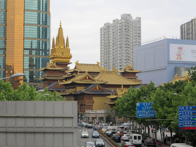 无人,高楼大厦,寺庙,横图,俯视,室外,白天,旅游,度假,名胜古迹,植物,窗户,落地窗,标志建筑,大厦,道路,地标,建筑,路,摩天大楼,指示牌,公路,公共汽车,上海,中国,亚洲,一排,许多,节日,遗迹,整齐,并列,并排,标志,路标,墙,屋顶,乌云,云,阴天,云朵,分界线,巴士,停车线,公交车,交通,很多,云彩,顶棚,古迹,文化,文物,娱乐,标识,建设,古建筑,路牌,玻璃窗,墙壁,墙面,车,树,树木,南京西路,排列,蓝色,绿色,倒影,天空,自然,庙宇,交通工具,轿车,南京路,天,祈祷,享受,休闲,健康,金色,旅游胜地,放松,许愿,宗教,佛教,信仰,生长,成长,纪念,静安寺,车行道,车行道分界线,祈求,申,倒映,昏暗,阴沉,队列,载具,标线,平行,玻璃幕墙,古文明,东亚,车行线,静安区,上海市,华山路,中华人民共和国,沪,华东地区,释教,反照,平安,马路,彩图,高角度拍摄,大楼,高层建筑,高楼,庙,摩天楼,寺,静安古寺,shslj1,环球世界大厦,万航渡路