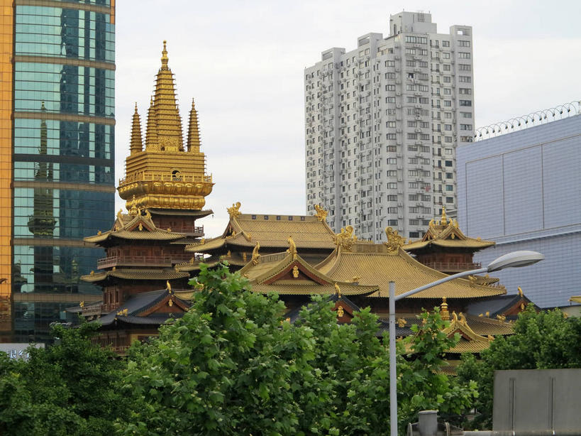 无人,高楼大厦,寺庙,横图,室外,白天,仰视,旅游,度假,名胜古迹,植物,窗户,落地窗,标志建筑,大厦,地标,建筑,路灯,摩天大楼,照明,上海,中国,亚洲,一排,许多,节日,遗迹,整齐,并列,并排,墙,屋顶,乌云,云,阴天,云朵,灯光,很多,云彩,顶棚,古迹,文化,文物,娱乐,建设,古建筑,玻璃窗,墙壁,墙面,灯,树,树木,南京西路,排列,绿色,倒影,天空,自然,庙宇,南京路,天,祈祷,享受,休闲,健康,金色,旅游胜地,放松,许愿,宗教,佛教,信仰,生长,成长,纪念,静安寺,祈求,照亮,申,倒映,昏暗,阴沉,照明设备,队列,平行,玻璃幕墙,古文明,东亚,静安区,上海市,华山路,中华人民共和国,沪,华东地区,释教,反照,平安,彩图,低角度拍摄,大楼,高层建筑,高楼,庙,摩天楼,寺,静安古寺,shslj1,环球世界大厦,万航渡路