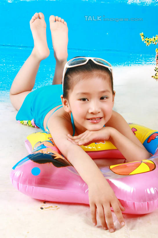 游泳,东方人,儿童,一个人,笑,微笑,露齿笑,竖图,室内,白天,正面,泳装,比基尼,纯洁,海浪,海洋,沙滩,亚洲,仅一个女性,仅一个人,救生圈,沙子,眼镜,泳镜,塑料,海岸,浪花,沙地,注视,黄种人,小孩,海水,背景墙,塑料制品,游泳圈,游泳眼镜,观察,看,趴着,仅一个小孩,可爱,童年,童趣,充气,观看,装饰墙,察看,救生,关注,海景,童真,烂漫,无邪,泅水,天真,女孩,女人,女性,亚洲人,孩子,大海,风浪,海,海水的波动,海滩,近岸浪,涌浪,趴,彩图,全身,三点式,泳衣,女生,shslq1