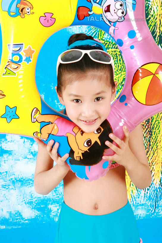 游泳,东方人,儿童,一个人,站,笑,微笑,竖图,室内,白天,正面,泳装,比基尼,纯洁,海浪,海洋,植物,棕榈树,叶子,亚洲,仅一个女性,仅一个人,握,救生圈,眼镜,泳镜,塑料,浪花,绿叶,拿,拿着,注视,黄种人,树,树木,小孩,绿色,自然,海水,背景墙,塑料制品,游泳圈,游泳眼镜,观察,看,站着,仅一个小孩,嫩叶,可爱,童年,童趣,握着,充气,生长,成长,观看,装饰墙,察看,救生,关注,海景,童真,烂漫,无邪,棕榈叶,泅水,天真,女孩,女人,女性,亚洲人,孩子,叶,叶片,大海,风浪,海,海水的波动,近岸浪,涌浪,棕树,棕榈,站立,半身,彩图,三点式,泳衣,女生,shslq1