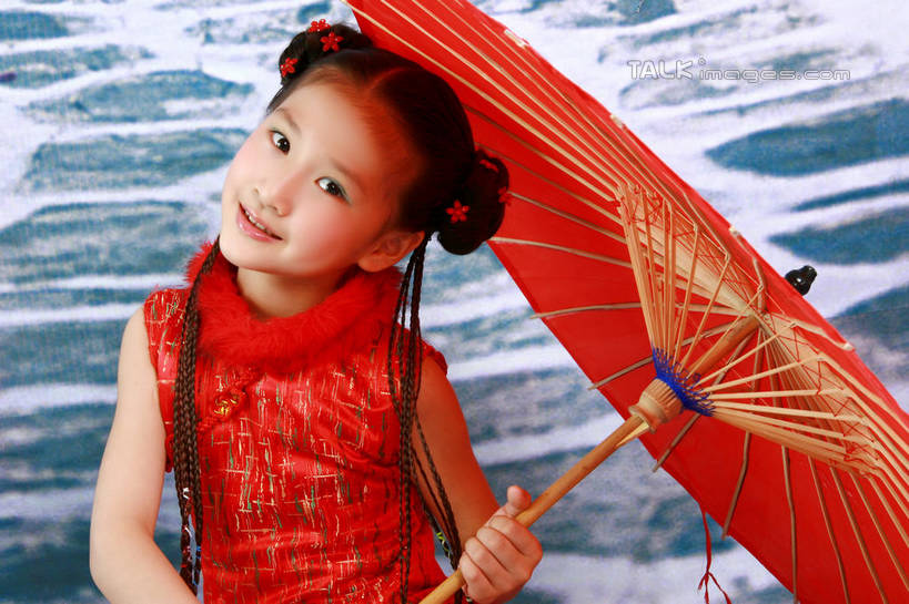 东方人,儿童,一个人,站,笑,微笑,横图,室内,白天,正面,民族服装,幸福,纯洁,道路,路,亚洲,仅一个女性,仅一个人,握,旗袍,伞,雨伞,纸伞,小路,交通,古典,拿,油纸伞,拿着,注视,黄种人,文化,小孩,红色,背景墙,观察,看,站着,仅一个小孩,可爱,童年,童趣,握着,观看,纪念,装饰墙,吉祥,察看,关注,中国文化,古朴,童真,烂漫,无邪,平安,天真,女孩,女人,女性,亚洲人,孩子,站立,半身,彩图,传统服装,民俗服,女生,传统文化,shslq1