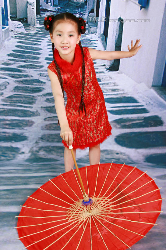 东方人,儿童,一个人,站,笑,微笑,竖图,室内,白天,正面,民族服装,幸福,纯洁,道路,路,亚洲,仅一个女性,仅一个人,握,旗袍,伞,雨伞,纸伞,小路,交通,古典,拿,油纸伞,拿着,注视,黄种人,文化,小孩,红色,背景墙,观察,看,站着,仅一个小孩,可爱,童年,童趣,握着,观看,纪念,装饰墙,吉祥,察看,关注,中国文化,古朴,童真,烂漫,无邪,平安,天真,女孩,女人,女性,亚洲人,孩子,站立,半身,彩图,传统服装,民俗服,女生,传统文化,shslq1