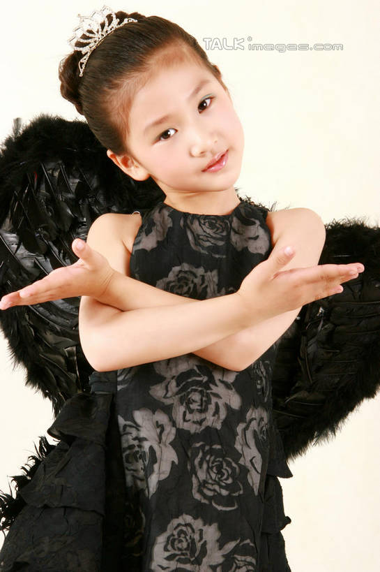 东方人,儿童,一个人,站,笑,微笑,竖图,室内,白天,正面,裙子,纯洁,亚洲,仅一个女性,仅一个人,天使,连衣裙,服装,翅膀,注视,黄种人,小孩,衣服,黑色,观察,看,站着,仅一个小孩,可爱,童年,童趣,摄影,服饰,影棚,观看,察看,神圣,衣着,穿着,关注,善良,童真,信徒,烂漫,无邪,使者,衣饰,圣洁,天真,女孩,女人,女性,亚洲人,孩子,站立,半身,彩图,影棚拍摄,拍摄,女生,shslq1