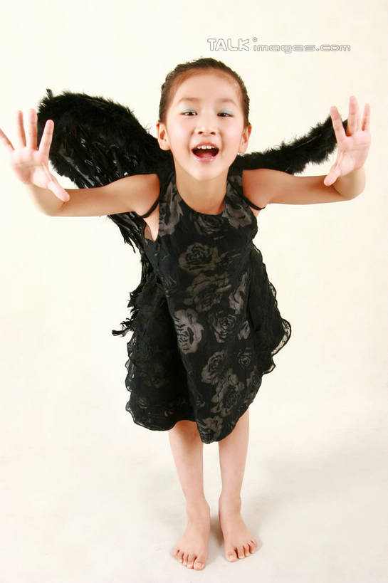 东方人,儿童,一个人,站,笑,微笑,露齿笑,竖图,室内,白天,正面,裙子,纯洁,亚洲,仅一个女性,仅一个人,天使,弯腰,连衣裙,服装,翅膀,注视,黄种人,小孩,衣服,黑色,观察,看,站着,仅一个小孩,可爱,童年,童趣,摄影,服饰,影棚,观看,察看,张开五指,神圣,衣着,穿着,关注,善良,童真,信徒,烂漫,无邪,弯身,使者,衣饰,圣洁,天真,女孩,女人,女性,亚洲人,孩子,站立,彩图,全身,影棚拍摄,拍摄,五指张开,女生,shslq1