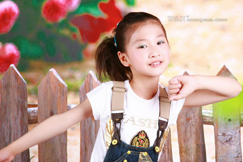 东方人,儿童,一个人,栏杆,站,笑,微笑,露齿笑,横图,室内,白天,正面,纯洁,花海,花圃,植物,叶子,亚洲,仅一个女性,仅一个人,握,服装,裤子,盛开,栅栏,篱笆,围栏,花蕾,注视,牛仔裤,休闲装,黄种人,护栏,花,花瓣,花朵,花卉,鲜花,小孩,衣服,绿色,背景墙,花丛,花束,花田,花苞,花蕊,观察,看,握拳,站着,仅一个小孩,休闲,休闲服,可爱,童年,童趣,握着,服饰,观看,装饰墙,察看,关注,童真,烂漫,无邪,天真,女孩,女人,女性,亚洲人,孩子,站立,半身,彩图,女生,shslq1