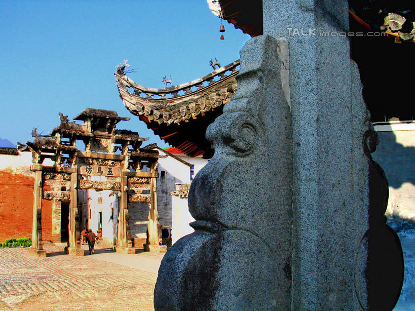 无人,横图,室外,白天,仰视,旅游,度假,黄山,石头,标志建筑,地标,建筑,中国,亚洲,阴影,光线,石子,瓦片,影子,屋顶,顶棚,瓦,娱乐,建设,蓝色,蓝天,天空,阳光,天,享受,休闲,旅游胜地,放松,建造,晴朗,东亚,屋瓦,安徽,安徽省,黄山市,歙县,许村,万里无云,中华人民共和国,华东地区,皖,石块,晴空,晴空万里,彩图,低角度拍摄,shtjw1