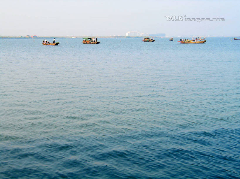 无人,横图,室外,白天,正面,旅游,度假,湖,湖泊,美景,水,船,上海,中国,亚洲,阴影,波纹,光线,影子,湖面,景观,水流,水面,木船,涟漪,娱乐,蓝色,倒影,蓝天,水纹,天空,阳光,自然,交通工具,波浪,湖水,天,享受,休闲,景色,放松,晴朗,申,倒映,舟,自然风光,载具,青浦区,东亚,淀山湖,上海市,万里无云,中华人民共和国,沪,华东地区,水晕,反照,淀山湖风景区,晴空,晴空万里,彩图,shtjw1