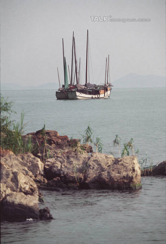 帆船,无人,竖图,室外,白天,正面,旅游,度假,湖,湖泊,石头,美景,山,山脉,水,植物,船,太湖,中国,亚洲,阴影,光线,石子,影子,湖面,景观,山峰,水流,水面,山峦,娱乐,江苏,无锡,树,树木,绿色,阳光,自然,交通工具,湖水,群山,享受,休闲,景色,放松,生长,成长,自然风光,载具,东亚,江苏省,中华人民共和国,华东地区,苏,无锡市,石块,彩图,shtjw1