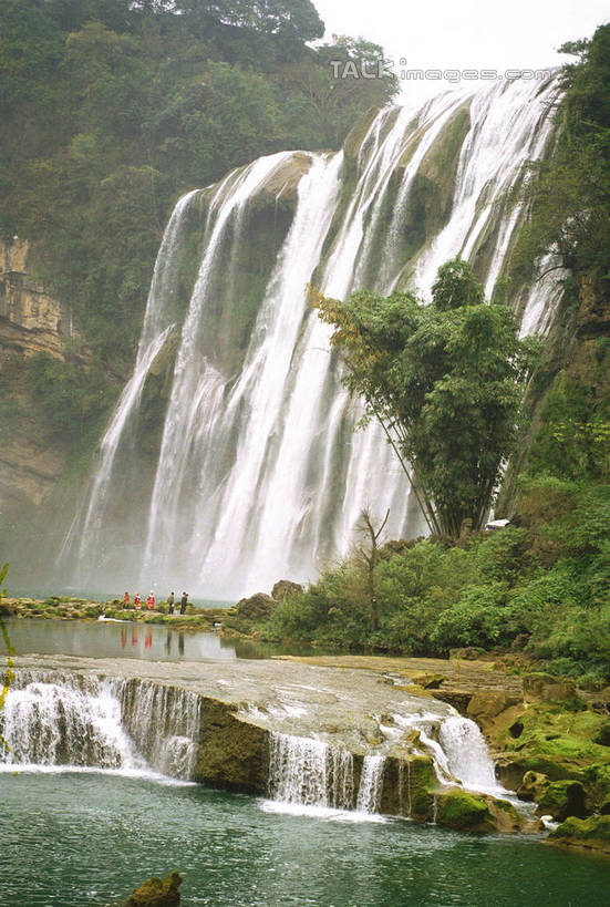 无人,竖图,室外,白天,正面,旅游,度假,河流,美景,瀑布,森林,山,山脉,树林,水,植物,黄果树瀑布,中国,亚洲,飞溅,溅,液体,河水,景观,山顶,山峰,水滴,水流,山峦,娱乐,水珠,树,树木,绿色,小溪,自然,群山,溪水,享受,休闲,景色,放松,生长,成长,喷洒,自然风光,东亚,贵州,贵州省,安顺,中华人民共和国,安顺市,黔,西南地区,颠峰,极峰,黄果树大瀑布,跌水,彩图,镇宁布依族苗族自治县,镇宁县,shtjw1