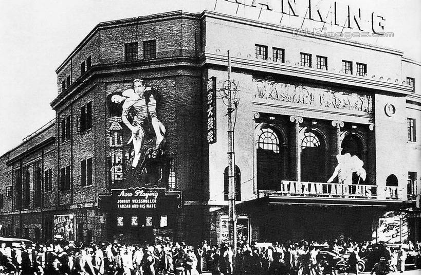 东方人,站,横图,黑白,室外,白天,正面,旅游,度假,标志建筑,地标,建筑,剧院,上海,中国,亚洲,行人,游客,游人,服装,英文,标志,文字,字符,字母,许多人,注视,休闲装,黄种人,娱乐,标识,建设,路人,旅客,衣服,观察,看,站着,一群人,享受,休闲,休闲服,旅游胜地,放松,服饰,观看,英文字母,申,察看,关注,黄浦区,东亚,南京大戏院,上海音乐厅,延安东路,上海市,中华人民共和国,沪,华东地区,过客,男人,男性,年轻男性,年轻女性,女人,女性,亚洲人,站立,半身,剧场,戏院,shtjw1