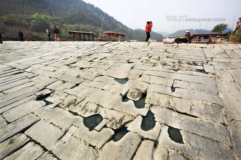 东方人,站,横图,室外,白天,仰视,旅游,度假,黄山,石头,美景,森林,山,山脉,树林,植物,中国,亚洲,行人,游客,游人,阴影,服装,光线,石子,影子,景观,山顶,山峰,山峦,许多人,注视,休闲装,黄种人,娱乐,路人,旅客,树,树木,衣服,蓝色,绿色,蓝天,天空,阳光,自然,群山,天,观察,看,站着,一群人,享受,休闲,休闲服,景色,放松,服饰,生长,晴朗,成长,观看,察看,关注,自然风光,东亚,沉积岩,安徽,安徽省,黄山市,歙县,渔梁坝,万里无云,中华人民共和国,华东地区,皖,颠峰,极峰,过客,水成岩,男人,男性,年轻男性,年轻女性,女人,女性,亚洲人,石块,岩石,晴空,晴空万里,站立,半身,彩图,低角度拍摄,渔梁镇,shtjw1