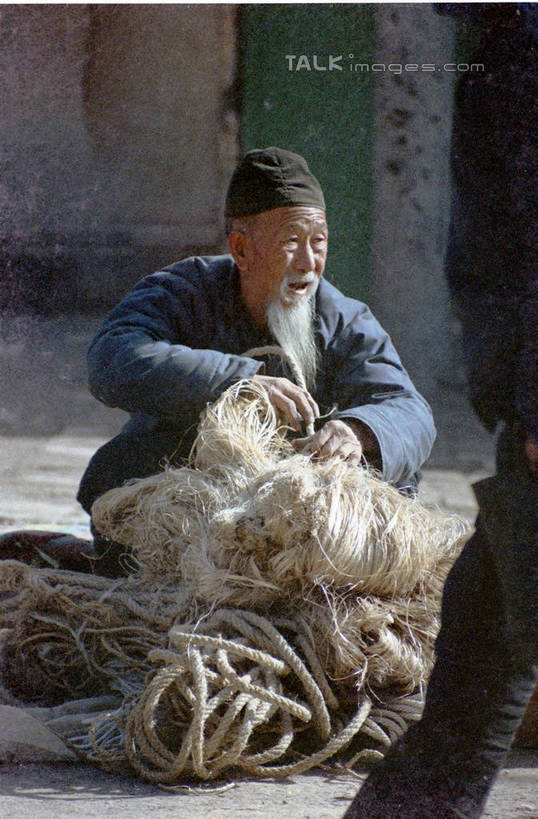 东方人,一个人,家,蹲,竖图,室外,白天,正面,石头,亚洲,仅一个男性,仅一个人,握,阴影,服装,光线,石子,影子,房屋,墙,屋子,拿,拿着,注视,黄种人,楼房,墙壁,墙面,住宅,衣服,阳光,观察,看,仅一个老年男性,温暖,棉衣,握着,服饰,观看,保暖,察看,御寒,关注,棉袄,棉服,冬装,老年男性,男人,男性,亚洲人,石块,蹲着,半身,彩图,房子,袄子,棉被服,shtjw1