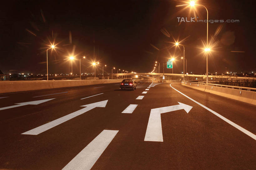 无人,横图,室外,夜晚,正面,度假,美景,城市风光,城市,道路,路,路灯,夜景,公路,汽车,照明,中国,亚洲,阴影,光线,影子,景观,灯光,分界线,停车线,交通,方向,娱乐,箭头,车,灯,交通工具,轿车,享受,休闲,景色,放松,车行道,车行道分界线,照亮,指向,照明设备,载具,标线,长江大桥,长江,东亚,车行线,中华人民共和国,簇,母亲河,马路,彩图,shtjw1