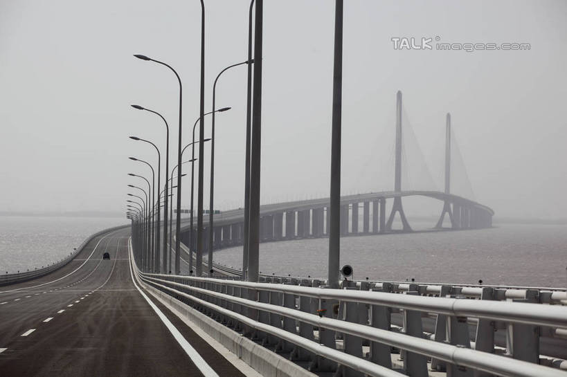 无人,栏杆,横图,室外,白天,正面,度假,美景,城市风光,城市,大桥,道路,立交桥,路,路灯,桥梁,公路,照明,中国,亚洲,阴影,光线,影子,景观,高架,围栏,斜拉桥,桥,灯光,分界线,停车线,交通,娱乐,护栏,灯,蓝色,蓝天,天空,阳光,天,享受,休闲,景色,放松,晴朗,车行道,车行道分界线,照亮,照明设备,标线,长江大桥,长江,东亚,车行线,万里无云,中华人民共和国,母亲河,晴空,晴空万里,马路,彩图,shtjw1