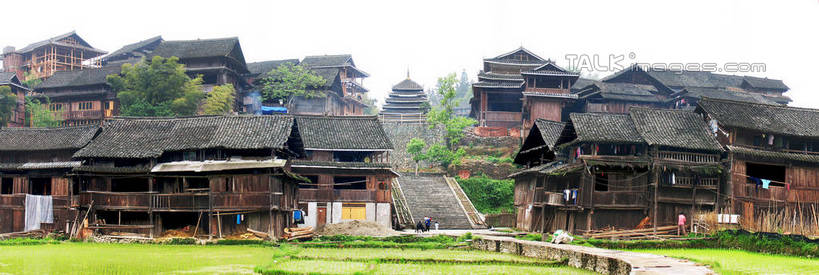 无人,家,木屋,横图,室外,白天,正面,旅游,度假,草地,草坪,名胜古迹,植物,标志建筑,地标,建筑,中国,亚洲,阴影,遗迹,光线,木板,瓦片,影子,屋顶,桥,木桥,顶棚,瓦,古迹,文物,娱乐,建设,古建筑,住宅,栈桥,草,树,树木,绿色,阳光,自然,享受,休闲,旅游胜地,放松,建造,生长,成长,人行桥,木板桥,广西,柳州,古文明,东亚,屋瓦,三江,广西壮族自治区,中华人民共和国,桂,华南地区,柳州市,彩图,茅舍,茅屋,棚屋,小木屋,小屋,三江侗族自治县,林溪乡,程阳风景区,程阳八寨,shtjw1